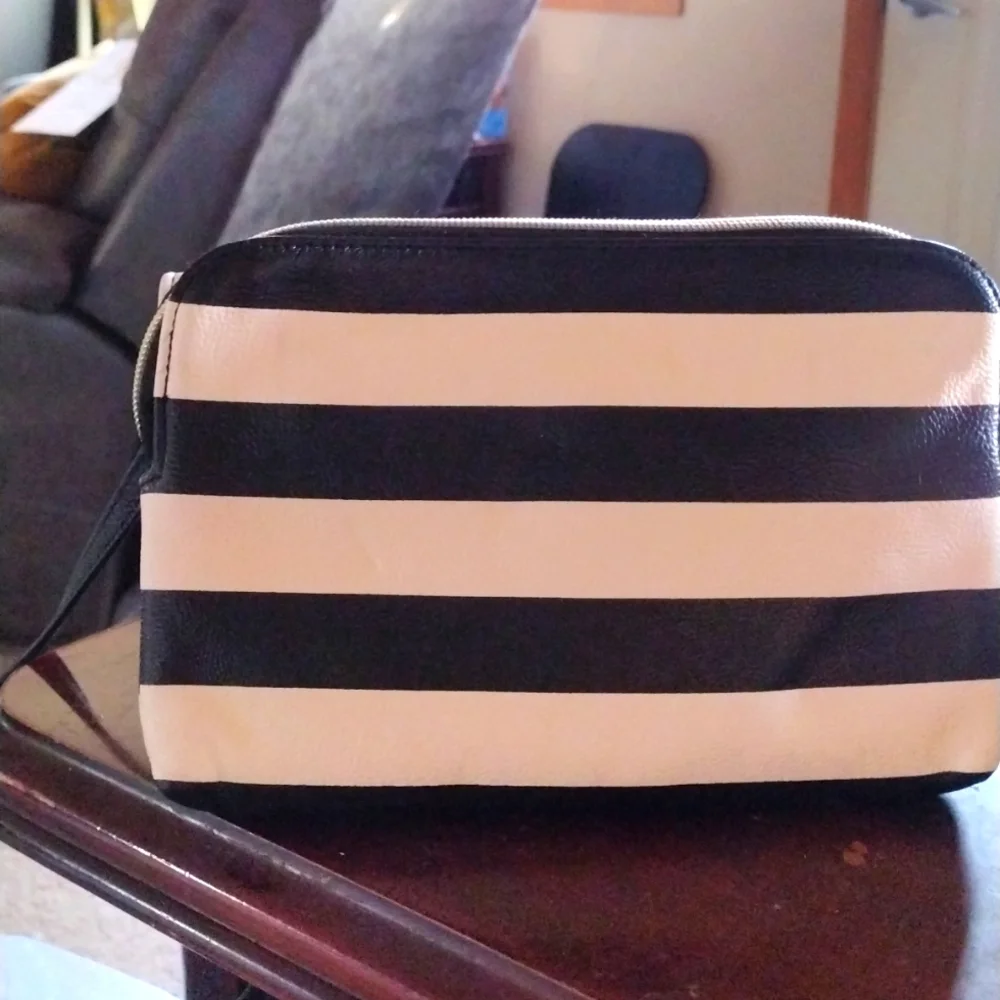 Betsey Johnson clutch - Picture 2 of 5